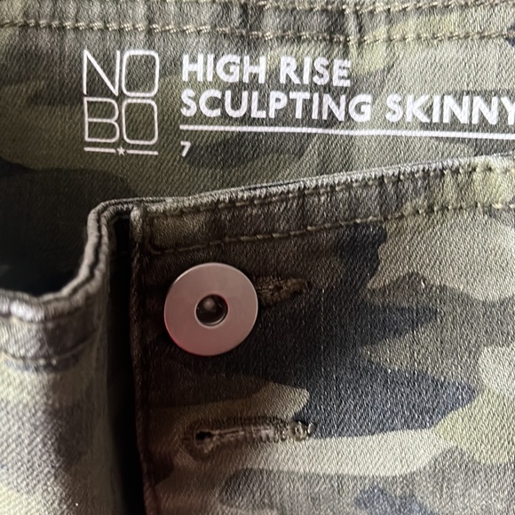 NWOT NO BOUNDARIES CAMO PANTS WOMAN'S SIZE 7 - Picture 3 of 3